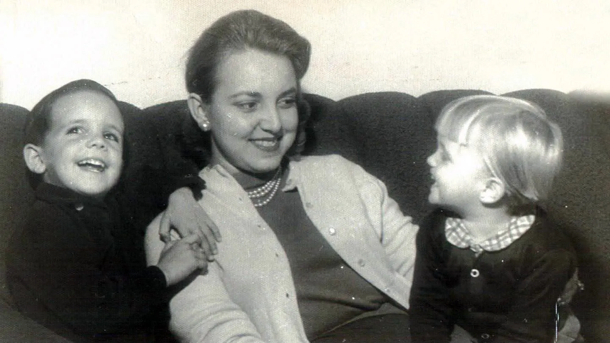 Carlos A. Giménez, su madre Mitzi y su hermana Mitzi Ann en Cuba, antes de huir a Miami en 1960. Carlos A. Giménez, su madre Mitzi y su hermana Mitzi Ann en Cuba, antes de huir a Miami en 1960.