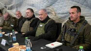 El primer ministro israelí, Benjamin Netanyahu (centro) y al ministro de Defensa, Israel Katz (a la izquierda de Netanyahu), sentados entre el jefe del Estado Mayor del Ejército, Herzi Halevi (derecha); y el jefe del Mossad de Israel, David Barnea, en el Monte Hermón, en los Altos del Golán anexionados, el 17 de diciembre de 2024.