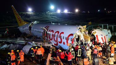 Rescatistas trabajan en la zona donde un avión se salió de la pista en el aeropuerto de Estambul y quedó fracturado en tres partes el miércoles 5 de febrero de 2020.