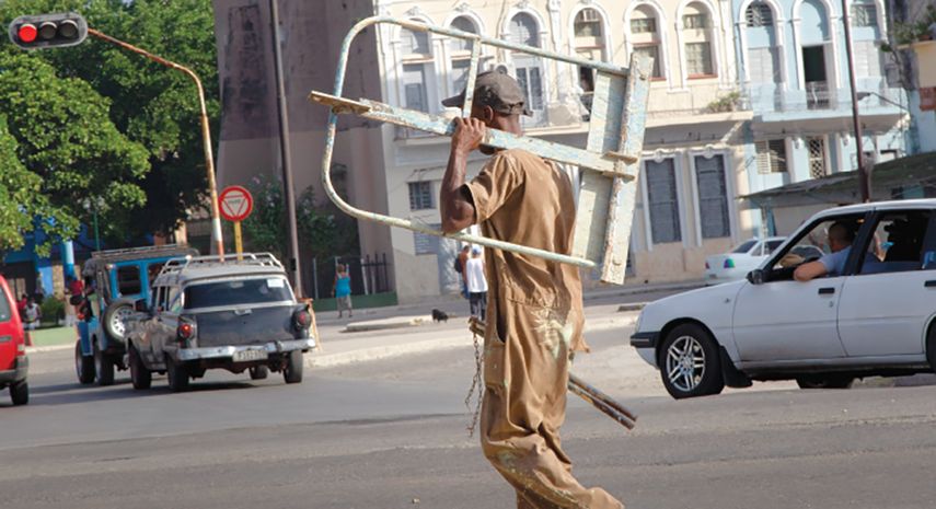 El gobernante cubano, Miguel Díaz-Canel, dice que el consejo de gobierno del país ha aprobado medidas económicas que incluyen un aumento en los salarios estatales.