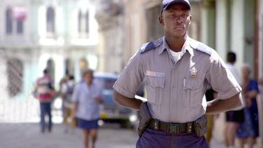 Un agente de la Policia cubana vigila una calle en La Habana.