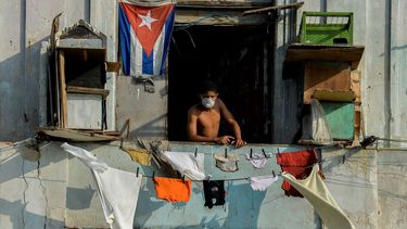 Un hombre usa una mascarilla en el balcón de su hogar en La Habana, el 11 de abril de 2020.