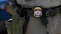 Se ve la placa y el arma de un oficial de Inmigración y Control de Aduanas (ICE) mientras ICE realiza un control de vehículos en Georgia Ave. Se ve la placa y el arma de un oficial de Inmigración y Control de Aduanas (ICE) mientras ICE realiza un control de vehículos en Georgia Ave.