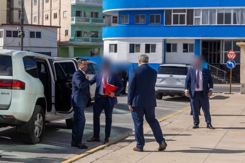 Las imágenes divulgadas provocaron inmediatas reacciones dentro del exilio cubano en Miami, donde activistas y sectores políticos han insistido históricamente en mantener una postura firme frente al régimen comunista.