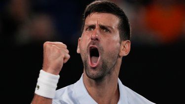 Novak Djokovic celebra tras llevarse el tercer set del partido contra Dino Prizmic durante la primera ronda del Abierto de Australia, el domingo 14 de enero de 2024, en Melbourne.