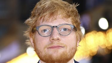 El cantante británico Ed Sheeran posa al llegar al estreno de Yesterday en Londres.
