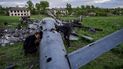 Oleksiy Polyakov, derecha, y Roman Voitko revisan los restos de un helicóptero ruso en un campo el lunes 16 de mayo de 2022, en la localidad de Malaya Rohan, región de Járkiv, en Ucrania. 