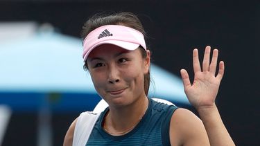 La tenista china Peng Shuai saluda tras perder ante la canadiense Eugenie Bouchard en su partido de primera ronda en el Abierto de Australia en Melbourne, el 15 de enero de 2019