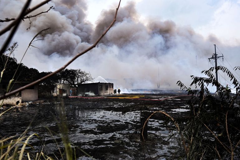 El humo continúa saliendo de un incendio mortal de varios días en una gran instalación de almacenamiento de petróleo en Matanzas, Cuba, el martes 9 de agosto de 2022.