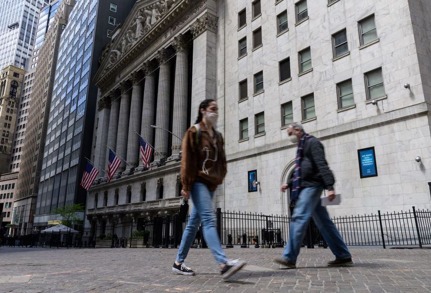 Personas caminan&nbsp; frente al edificio sede de la Bolsa de Nueva York.