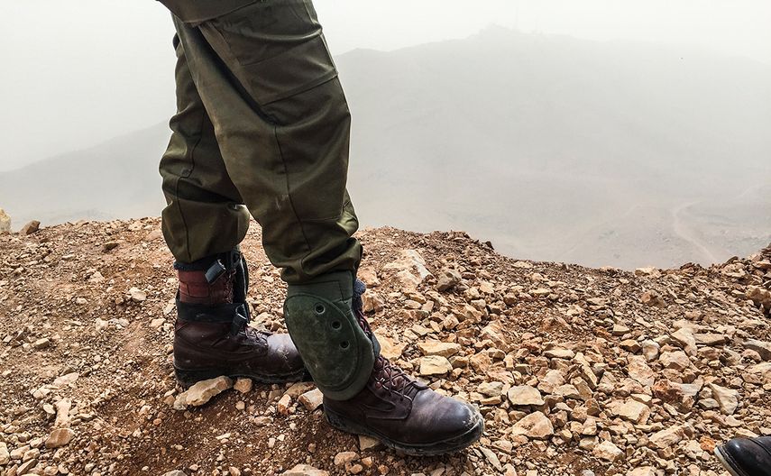 Un soldado camina en la cima del monte Hemon desde donde se divisa la frontera con Síria y el Libano. (NICOLE SUÁREZ)