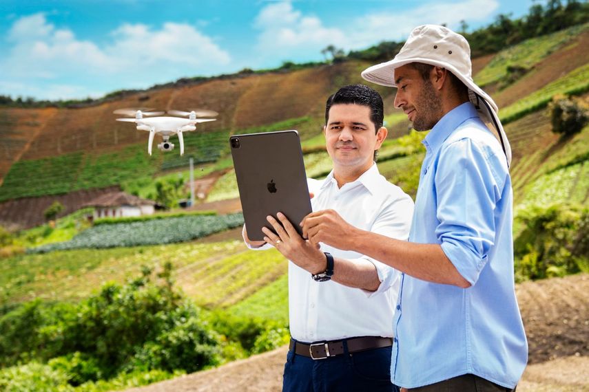 Rodolfo Correa (izq.) estima que dotar al campo colombiano de tecnolog&iacute;a de punta, drones, tabletas y monitoreo satelital, permitir&aacute; cultivos m&aacute;s rentables que los ilegales como la coca y marihuana.&nbsp;