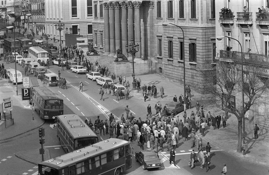 ARCHIVO.- Periodistas, policías y guardias civiles esperan la liberación de diputados del Parlamento, frente al edificio del Congreso de los Diputados en Madrid, el 24 de febrero de 1981, tras un intento de golpe de Estado perpetrado por el teniente coronel Antonio Tejero de Molina y un grupo de extrema derecha de la Guardia Civil paramilitar.