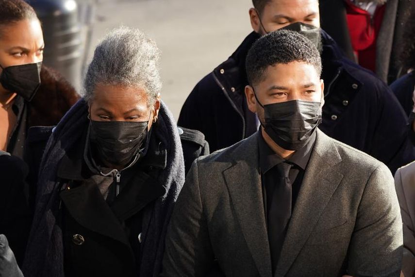El actor Jussie Smollett llega con su madre Janet a la corte penal de Leighton el martes 30 de noviembre de 2021. Smollett está acusado de mentir a la policía por un supuesto ataque racista y homófobo que afirma haber sufrido hace tres años en el centro de Chicago.&nbsp;
