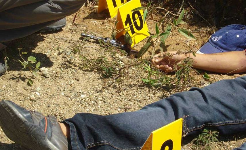 De acuerdo con la policía, en el sitio en donde se perpetró la masacre fueron abandonados dos vehículos que estaban siendo cargados con combustible procedente de Venezuela