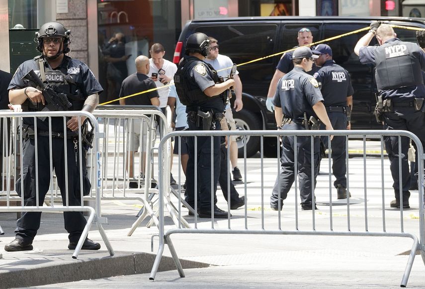 Miembros de la Policía de Nueva York atienden una emergencia en Times&nbsp;Square, una de las zonas más concurridas de la ciudad.