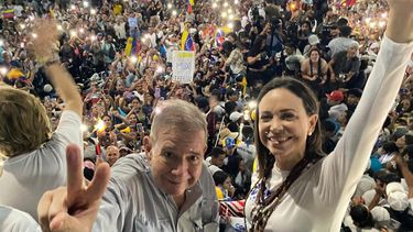 La líder opositora María Corina Machado y el candidato Edmundo González Urrutia encabezaron un cierre masivo de campaña en Caracas