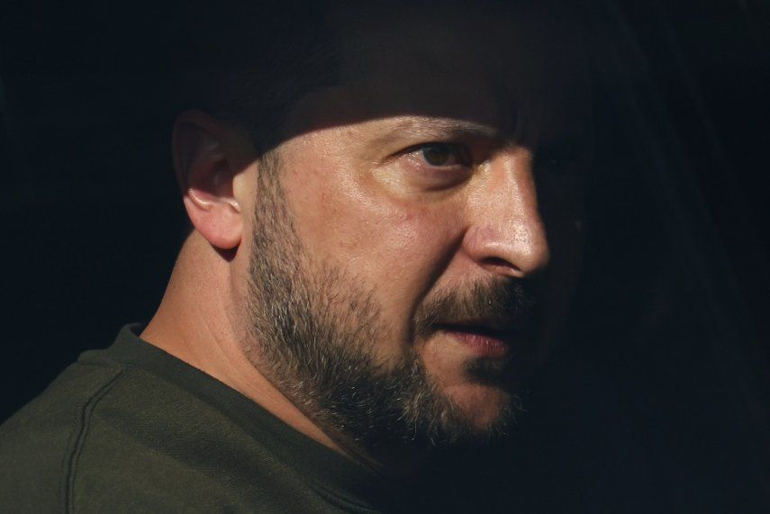 El presidente de Ucrania, Volodymyr Zelenskyy, visto en un auto durante una visita a una base militar en Soesterberg, Holanda, el 4 de mayo de 2023.&nbsp;