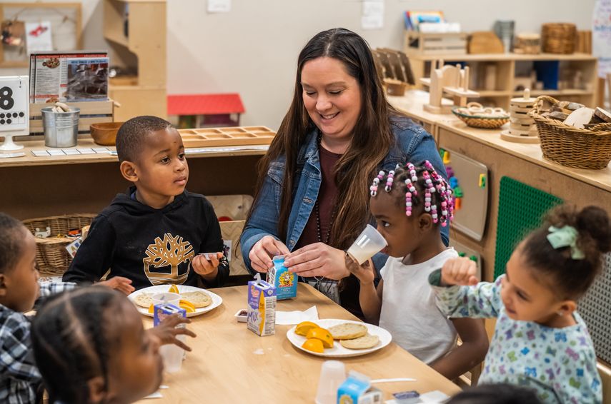 Las escuelas de todo el país sirvieron 6,900 millones de comidas a los niños durante el año académico pasado, según un estudio reciente de Food Research & Action Center