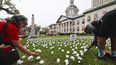 Cerca de 3.000 rosas blancas, una por cada persona muerta por disparos en Florida en 2022, fueron desplegadas frente al Capitolio estatal.