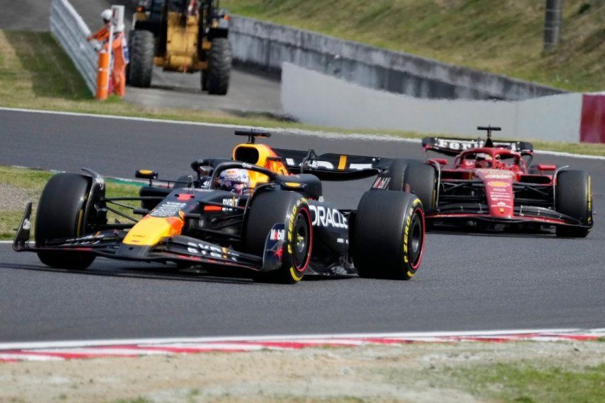 El piloto holandés de Red Bull, Max Verstappen, a la izquierda, lidera al piloto de Ferrari, Charles Leclerc, de Mónaco, en el Gran Premio de Fórmula 1 del circuito de Suzuka, en el centro de Japón, el domingo 7 de abril de 2024.