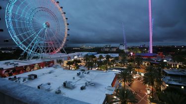 Las atracciones de ICON Park, The Wheel, a la izquierda, Orlando SlingShot, en el centro, y Orlando FreeFall, a la derecha, se muestran en Orlando, Florida, el jueves 24 de marzo de 2022.&nbsp;