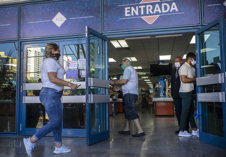 Gente con mascarillas en medio de la pandemia del nuevo coronavirus entra a una tienda de alimentos que acepta d&oacute;lares estadounidenses en La Habana, Cuba, el lunes 20 de junio de 2020.&nbsp;