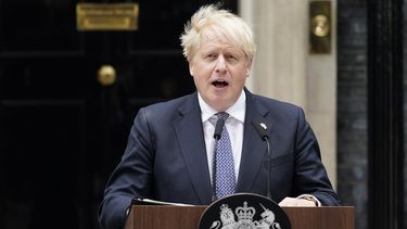 El primer ministro Boris Johnson lee una declaración en las afueras de 10 Downing Street, Londres, en la que renuncia formalmente como líder del Partido Conservador, en Londres, el jueves 7 de julio de 2022. Johnson dijo el jueves que permanecerá como primer ministro británico mientras se lleva a cabo un concurso de liderazgo para elegir a su sucesor.&nbsp;