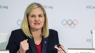 La recién elegida presidenta del Comité Olímpico Internacional (COI), la zimbabuense Kirsty Coventry, gesticula al dirigirse al público durante su primera conferencia de prensa durante la 144.ª Sesión del COI, el día de la elección del presidente del Comité Olímpico Internacional, en Costa Navarino, Grecia, el 20 de marzo de 2025. Kirsty Coventry, de Zimbabue, se convirtió en la primera mujer y la primera africana en ser elegida presidenta del Comité Olímpico Internacional el 20 de marzo de 2025.&nbsp;