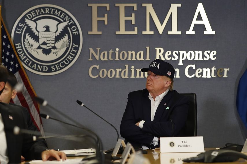 El presidente Donald Trump recibe información sobre la trauyectoria del huracán Dorian en la sede de la Agencia Federal de Manejo de Emergencias, en Washington, el 1ro de septiembre de 2019.
