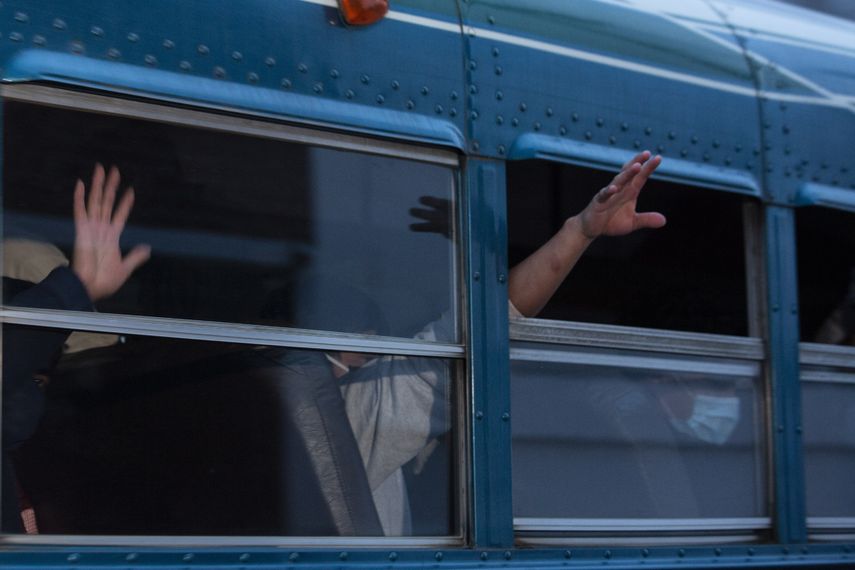 Foto de archivo, 4 de mayo de 2020, guatemaltecos deportados de EEUU saludan al llegar al aeropuerto La Aurora, Guatemala.&nbsp;