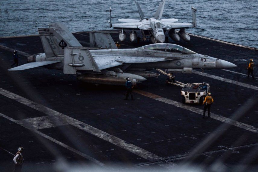 Aviones F/A-18 Super Hornet de la Armada de los Estados Unidos a bordo del USS Abraham Lincoln (CVN 72) se preparan para una misión de combate nocturna durante la Operación Furia Épica, el 25 de marzo.