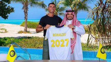 Esta foto, publicada por el Club de Fútbol Al-Nassr el 26 de junio de 2025, muestra al delantero portugués Cristiano Ronaldo (izq.) posando para una fotografía con el presidente del club, Abdullah Al-Majid, tras firmar un nuevo contrato con el club saudí en un lugar no revelado. Ronaldo firmó una extensión de contrato por dos años con el Al Nassr de Arabia Saudí, anunció el club el 26 de junio, tras meses de especulaciones sobre el equipo al que ficharía para la próxima temporada. (Foto de Al Nassr Football Club / AFP) / USO EDITORIAL RESTRINGIDO - CRÉDITO OBLIGATORIO AFP PHOTO / HO /AL NASSR FOOTBALL CLUB - SIN MARKETING NI CAMPAÑAS PUBLICITARIAS - DISTRIBUIDO COMO SERVICIO A CLIENTES