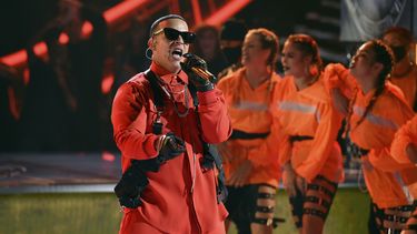 Daddy Yankee canta en la ceremonia de los Latin American Music Awards en el Teatro Dolby en Los Angeles.
