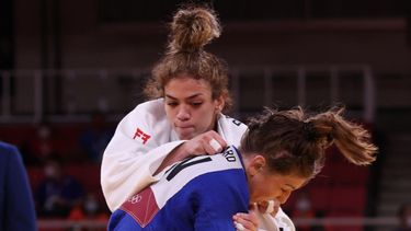 La venezolana Anriquelis Barrios (blanca) y la canadiense Catherine Beauchemin-Pinard compiten en el combate femenino de judo por la medalla de bronce B de -63 kg durante los Juegos Olímpicos de Tokio 2020 &nbsp;
