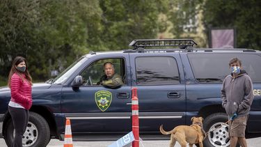 Un polic&iacute;a y dos personas observan los da&ntilde;os causados en el Parque Golden Gate de San Francisco a las estatuas de fray Jun&iacute;pero Serra, el difunto presidente Ulysses S. Grant y el autor de la letra del himno nacional, Francis Scott Key.&nbsp;