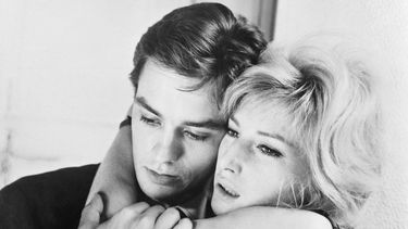 Esta foto de archivo tomada en 1962 muestra al actor francés Alain Delon (izquierda) y la actriz italiana Monica Vitti (derecha) interpretando una escena de la película LEclipse (LEclisse) dirigida por Michelangelo Antonioni.&nbsp;
