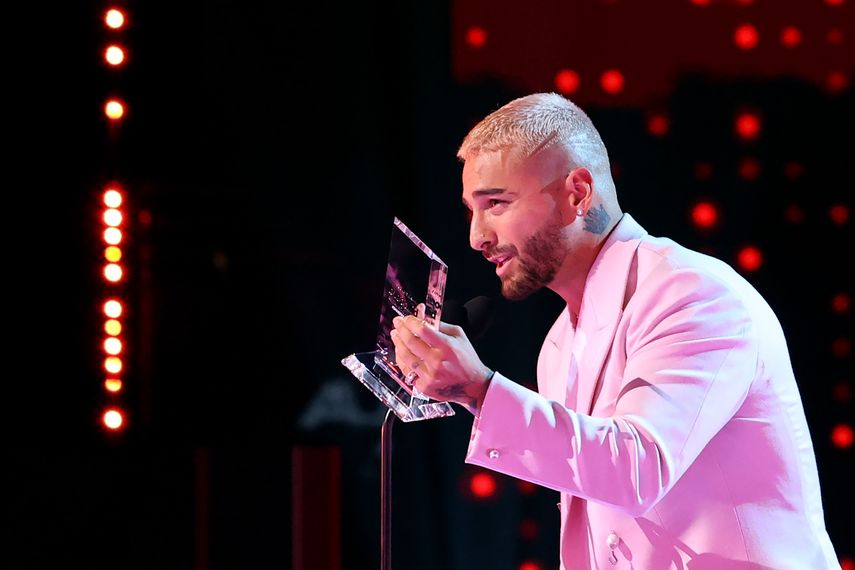 El colombiano Maluma recibe el Premio Billboard Espíritu de la Esperanza.