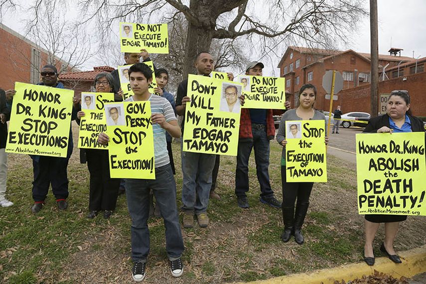 Algunos manifestantes se colocaron afuera de la prisión donde fue ejecutado el mexicano Edgar Tamayo el miércoles 22 de enero de 2014, en Huntsville, Texas. (Foto AP)