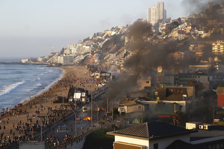 En Vi&ntilde;a del Mar se observan&nbsp; barricadas que arden en el paseo mar&iacute;timo durante los enfrentamientos entre manifestantes y polic&iacute;as.