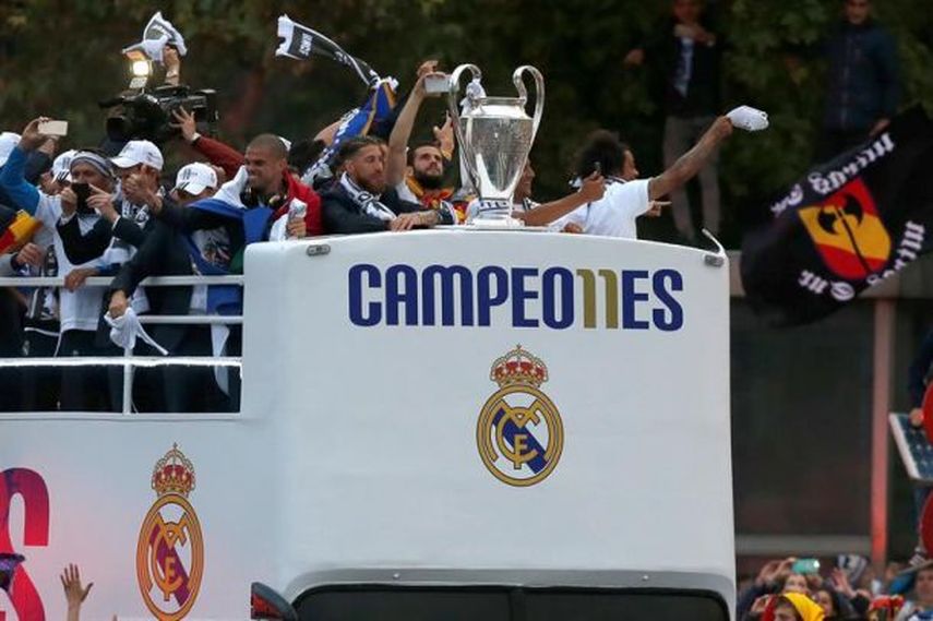 El equipo recorrió la ciudad en un autobús descapotable con la copa en la prte superior. (EFE)