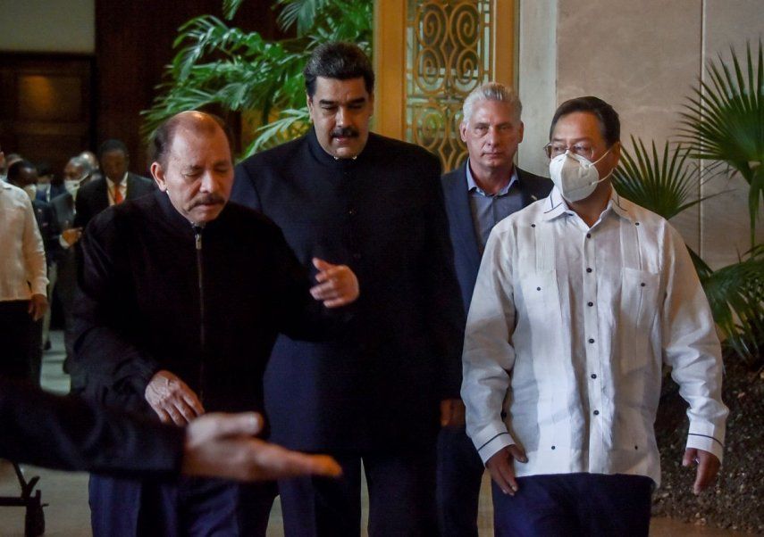 De izquierda a derecha el dictador de Nicaragua, Daniel Ortega; el dictador de Venezuela, Nicolás Maduro; el designado gobernante de Cuba, Miguel Díaz-Canel, y el presidente de Bolivia, Luis Arce, caminan juntos durante la Cumbre del ALBA en el Palacio de la Revolución en La Habana, Cuba, el martes 14 de diciembre de 2021.&nbsp;