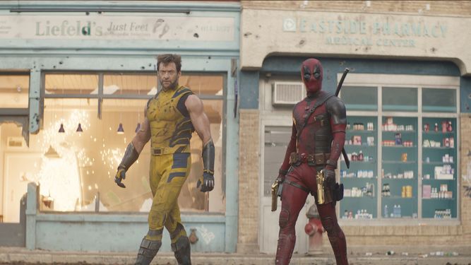 En esta imagen proporcionada por 20th Century Studios/Marvel Studios, Hugh Jackman como Wolverine/Logan, izquierda, y Ryan Reynolds en una escena de Deadpool & Wolverine.  