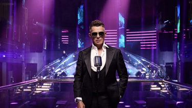 Alejandro Sanz en el video musical de Las Guapas