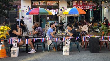 Comensales almuerzan en la acera en Nueva York, 26 de junio de 2020.&nbsp;