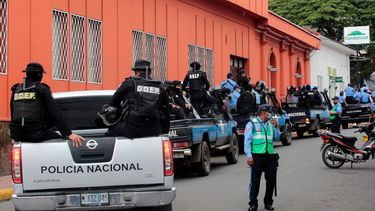 Oficiales de policía y policías antidisturbios del régimen de Nicaragua patrullan afuera de la Curia Arzobispal de Matagalpa impidiendo que Monseñor Rolando Álvarez se vaya, en Matagalpa, Nicaragua, el 4 de agosto de 2022.