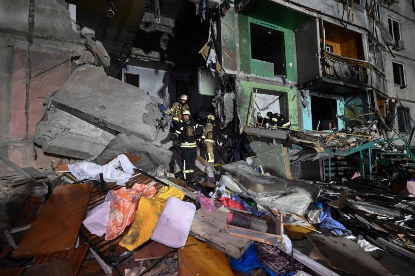 Los rescatistas del Servicio Estatal de Emergencias de Ucrania trabajan en un edificio de varios pisos dañado tras un ataque aéreo en Járkov el 8 de noviembre de 2024, en medio de la invasión rusa en Ucrania.