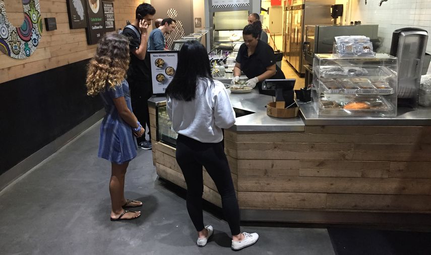 En la zona comercial de Brickell cinco personas, apenas separadas entre ellas , aguardaban por su comida para llevar a casa.