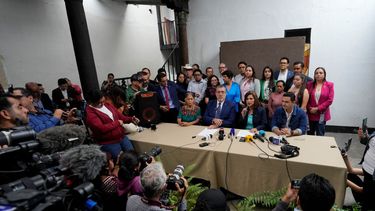 Bernardo Arévalo y su compañera de fórmula Karin Herrera, del partido Movimiento Semilla, dan una conferencia de prensa en Ciudad de Guatemala, el jueves 13 de julio de 2023.&nbsp;