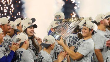 Shohei Ohtani, número 17 de los Dodgers de Los Ángeles, levanta el Trofeo del Comisionado tras derrotar a los Azulejos de Toronto 5-4 en el séptimo juego de la Serie Mundial de 2025 en el Rogers Center el 2 de noviembre de 2025 en Toronto, Ontario.&nbsp;